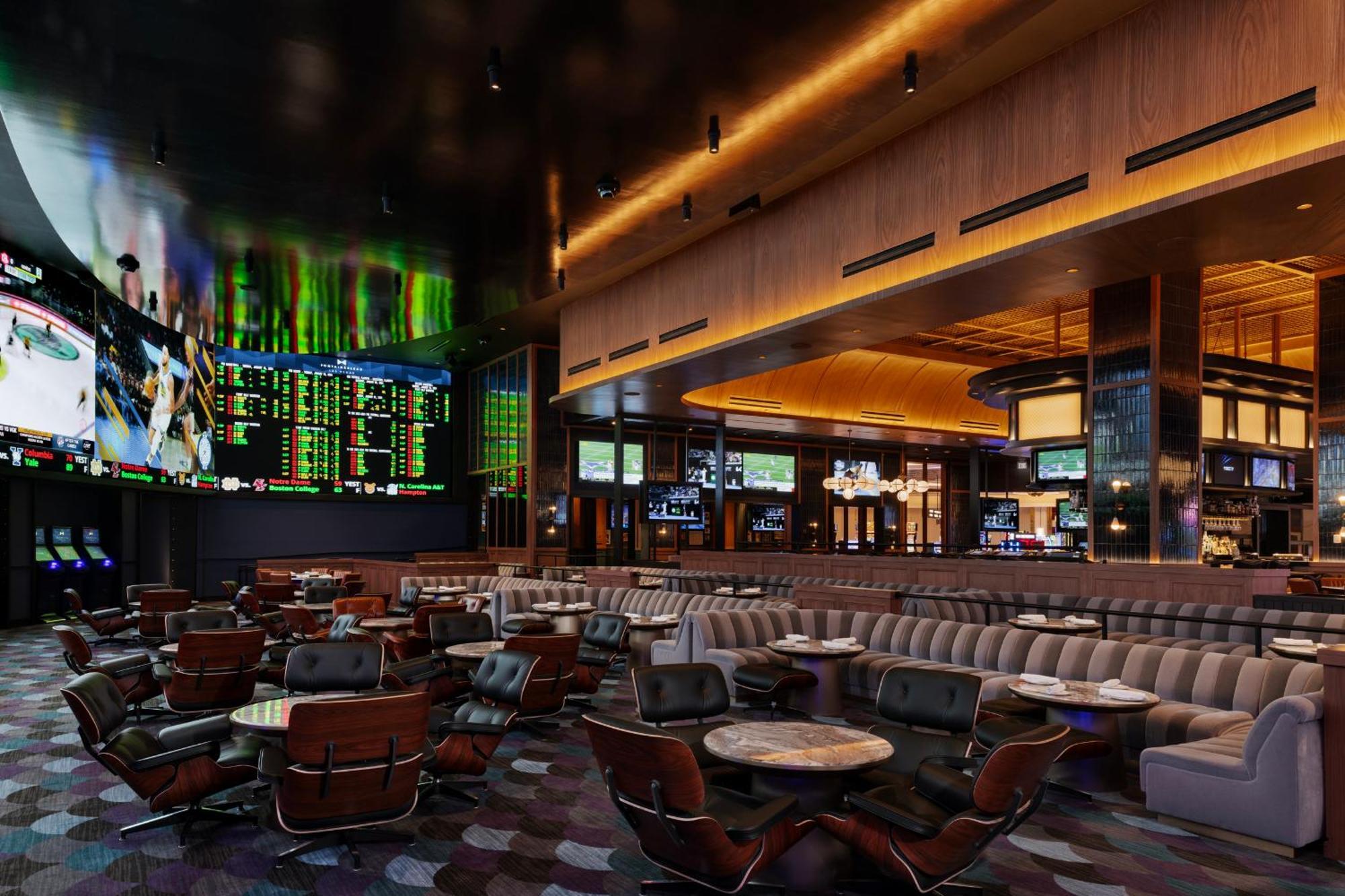 Fontainebleau Las Vegas Dış mekan fotoğraf The interior of a typical sports bar