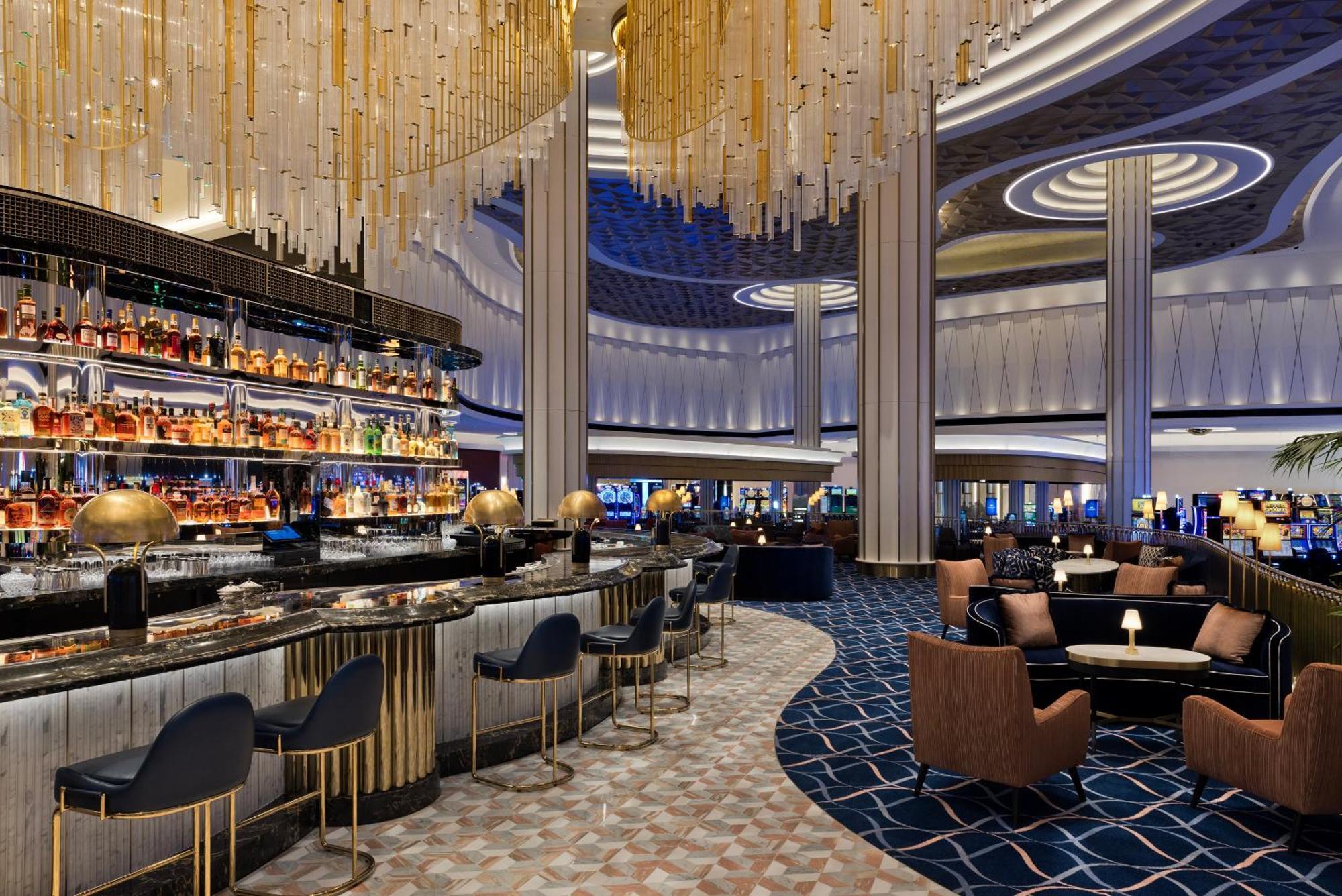 Fontainebleau Las Vegas Dış mekan fotoğraf The bar at the Crown Hotel