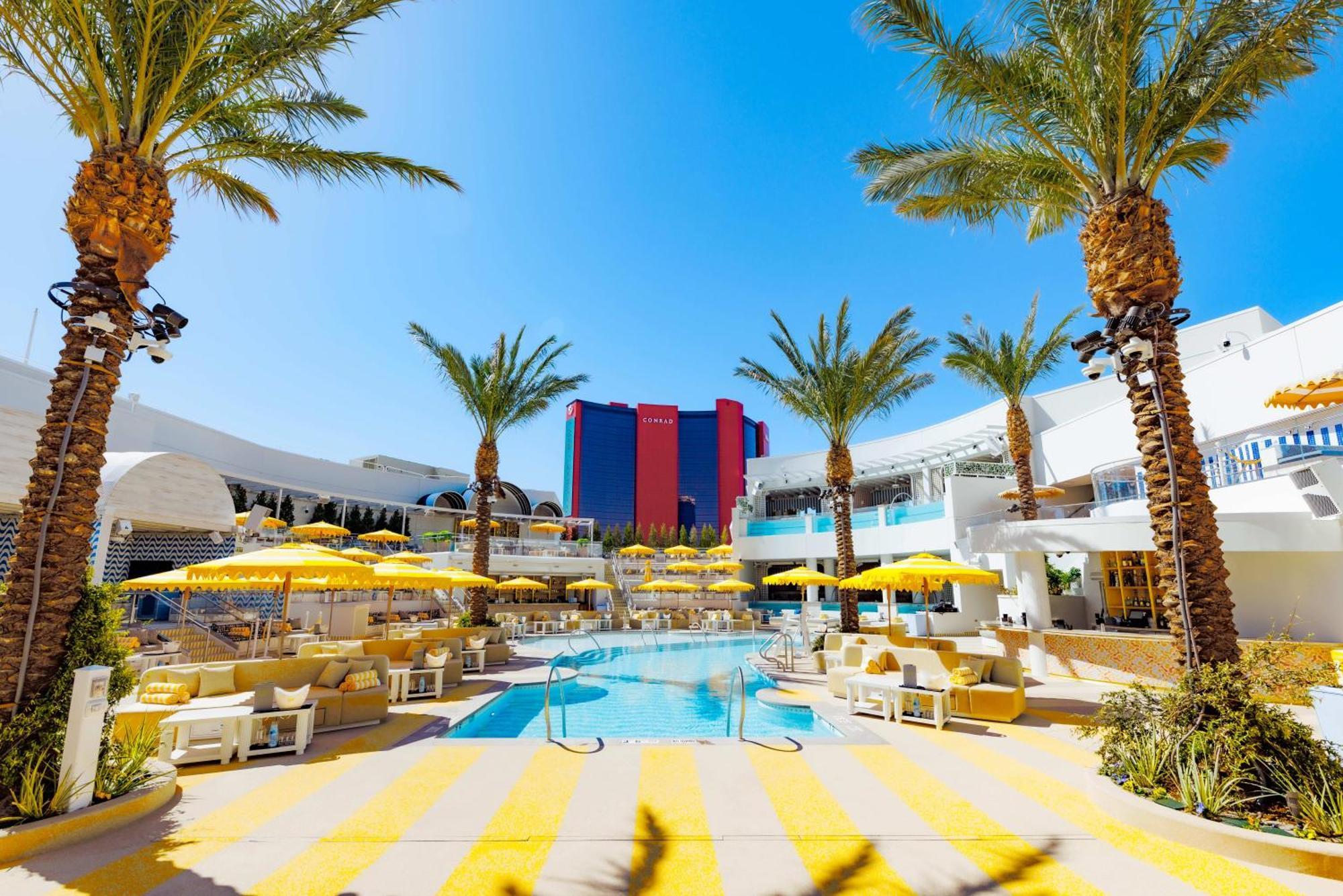 Fontainebleau Las Vegas Dış mekan fotoğraf The pool at the Wynn